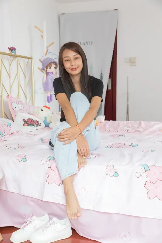 物恋传媒 NO.1030 岚岚-板鞋、白棉袜、裸足、踩东西剧情 - 物恋传媒